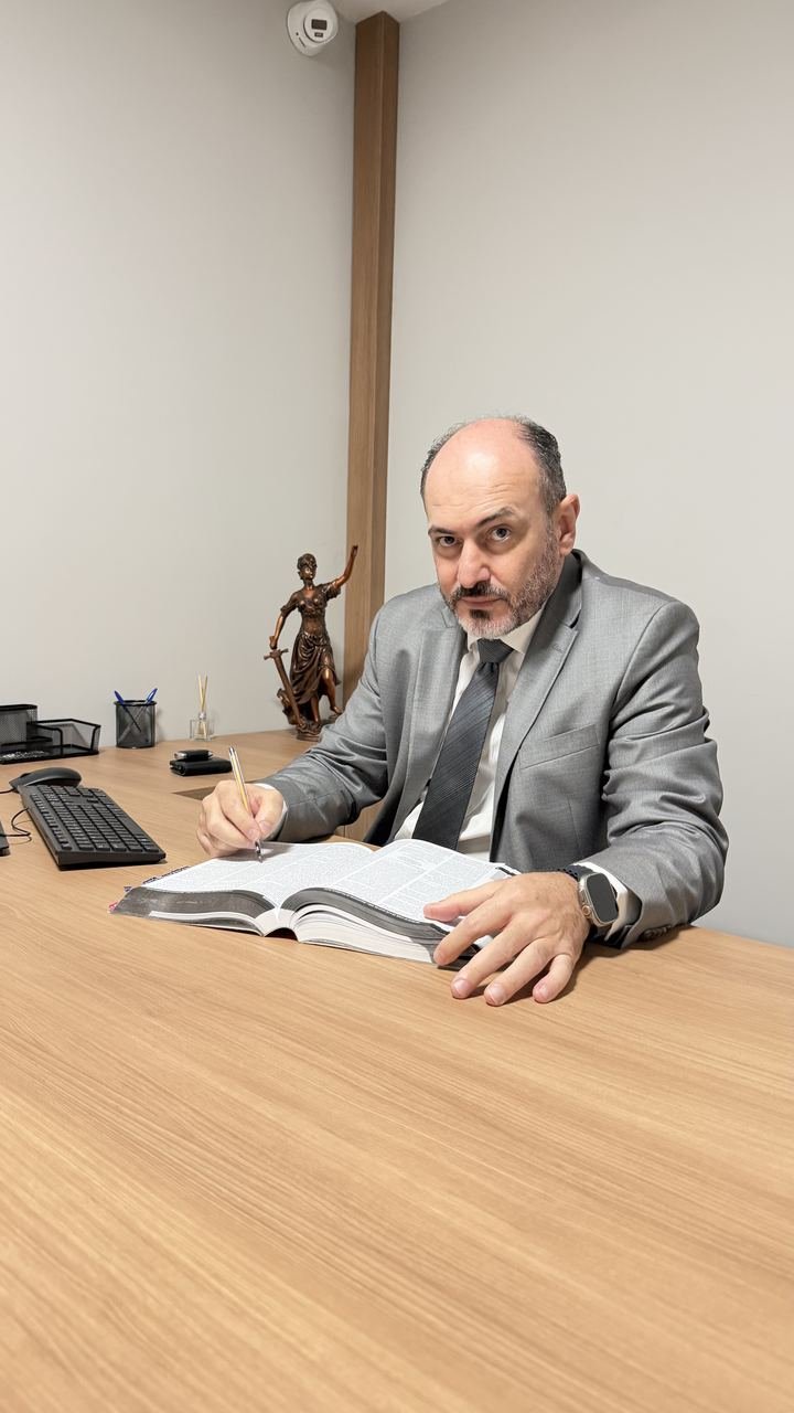 Dr. Evandro S. Ferreira em seu escritório, G&F Advogados