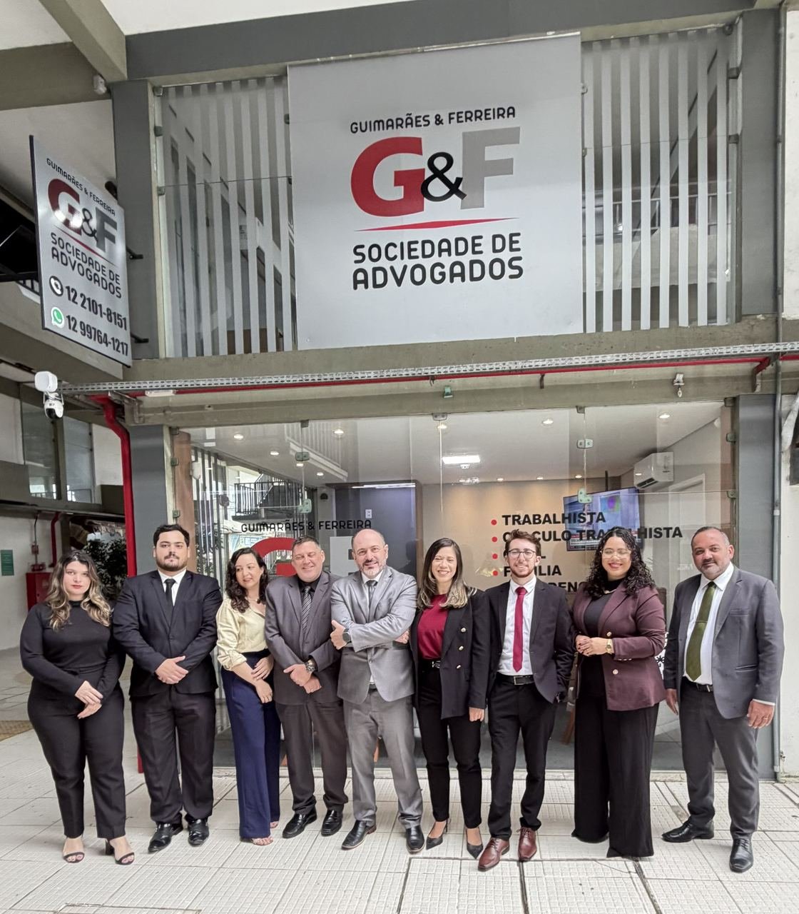 Equipe da G&F Advogados, com Dr. João Paulo V. Guimarães, em frente à unidade São Sebastião
