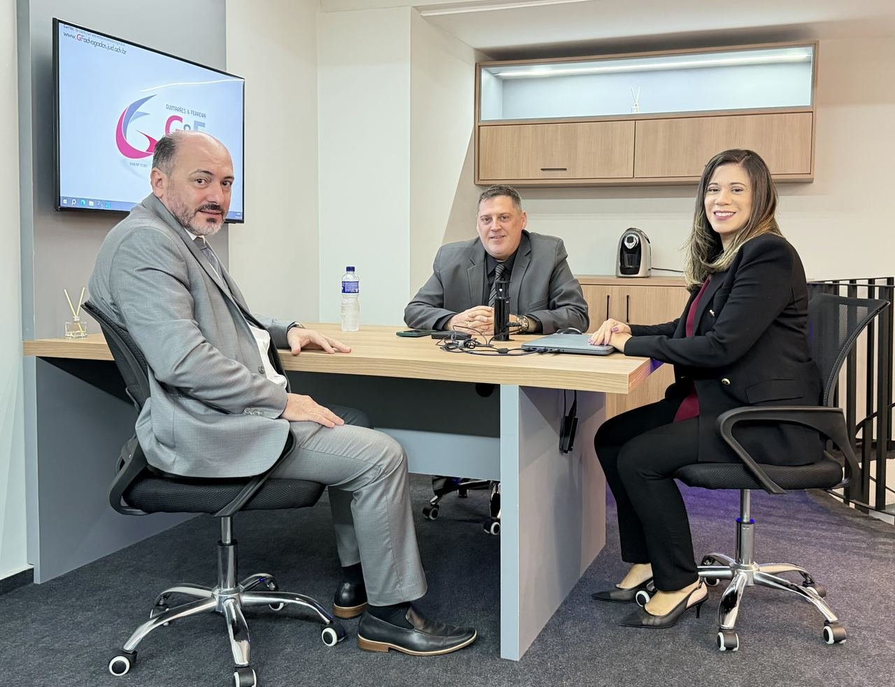 Dr. João Paulo V. Guimarães ao lado dos demais sócios da G&F Advogados, em reunião